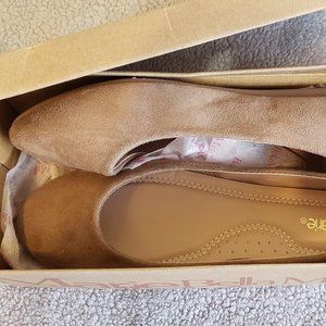 Bella Tan Flats (Size 9)
